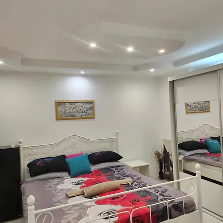 Walk Everywhere - Old Town Apartment 아파트